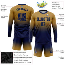 Laden Sie das Bild in den Galerie-Viewer, Uksn Individuelles Altgold Marineblau Sublimationsdruck Langarm Farbverlauf Fußballtrikot