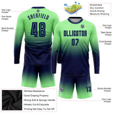 Laden Sie das Bild in den Galerie-Viewer, Uksn Individuelles Erbsengrün Marineblau Sublimationsdruck Langarm Farbverlauf Fußballtrikot