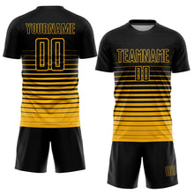 Laden Sie das Bild in den Galerie-Viewer, Uksn Individuelles Schwarz Gold Nadelstreifen Farbverlauf Sublimationsdruck Fußballtrikot