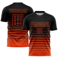 Laden Sie das Bild in den Galerie-Viewer, Uksn Individuelles Schwarz Orange Nadelstreifen Farbverlauf Sublimationsdruck Fußballtrikot
