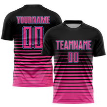 Laden Sie das Bild in den Galerie-Viewer, Uksn Individuelles Schwarz Pink-Hellblau Nadelstreifen Farbverlauf Sublimationsdruck Fußballtrikot