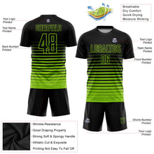 Laden Sie das Bild in den Galerie-Viewer, Uksn Individuelles Schwarz Neongrün Nadelstreifen Farbverlauf Sublimationsdruck Fußballtrikot