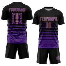 Laden Sie das Bild in den Galerie-Viewer, Uksn Individuelles Schwarz Lila-Altgold Nadelstreifen Farbverlauf Sublimationsdruck Fußballtrikot
