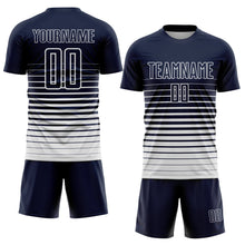 Laden Sie das Bild in den Galerie-Viewer, Uksn Individuelles Marineblau Weiß Nadelstreifen Farbverlauf Sublimationsdruck Fußballtrikot