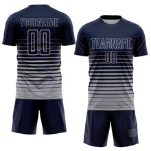 Laden Sie das Bild in den Galerie-Viewer, Uksn Individuelles Marineblau Grau Nadelstreifen Farbverlauf Sublimationsdruck Fußballtrikot