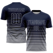 Laden Sie das Bild in den Galerie-Viewer, Uksn Individuelles Marineblau Grau Nadelstreifen Farbverlauf Sublimationsdruck Fußballtrikot