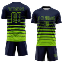 Laden Sie das Bild in den Galerie-Viewer, Uksn Individuelles Marineblau Neongrün Nadelstreifen Farbverlauf Sublimationsdruck Fußballtrikot