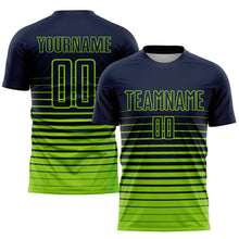 Laden Sie das Bild in den Galerie-Viewer, Uksn Individuelles Marineblau Neongrün Nadelstreifen Farbverlauf Sublimationsdruck Fußballtrikot