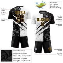 Laden Sie das Bild in den Galerie-Viewer, Uksn Individuelles Graffiti-Muster Schwarz-Gold Kratzer Sublimationsdruck Fußballtrikot
