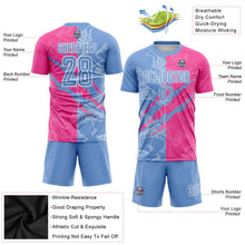 Laden Sie das Bild in den Galerie-Viewer, Uksn Individuelles Graffiti-Muster Hellblau-Pink Kratzer Sublimationsdruck Fußballtrikot