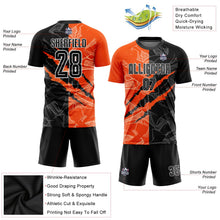 Laden Sie das Bild in den Galerie-Viewer, Uksn Individuelles Graffiti-Muster Schwarz-Orange Kratzer Sublimationsdruck Fußballtrikot