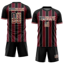 Laden Sie das Bild in den Galerie-Viewer, Uksn Individuelles Schwarz Vintage USA-Flagge Karmesinrot-Cream Nadelstreifen Linie Sports Sublimationsdruck Fußballtrikot