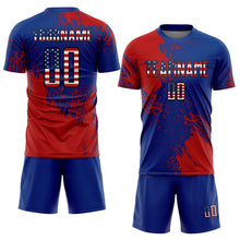 Laden Sie das Bild in den Galerie-Viewer, Uksn Individuelles Königsblau USA-Flagge Rot-Schwarz abstrakte Pinselstrich Sports Sublimationsdruck Fußballtrikot
