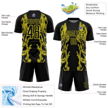 Laden Sie das Bild in den Galerie-Viewer, Uksn Individuelles Schwarz Hellgelb Brasilien Digitale Linien Sublimationsdruck Fußballtrikot