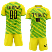 Laden Sie das Bild in den Galerie-Viewer, Uksn Individuelles Hellgelb Schwarz-Grün Brasilien Pinselstrich Streifen Sublimationsdruck Fußballtrikot