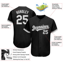 Laden Sie das Bild in den Galerie-Viewer, Uksn Individuelles Schwarz Weiß-Grau Authentic Baseball Trikot