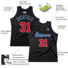 Laden Sie das Bild in den Galerie-Viewer, Uksn Individuelles Schwarz Rot-Hellblau Authentic Retro Basketball Trikot