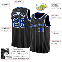 Laden Sie das Bild in den Galerie-Viewer, Uksn Individuelles Schwarz Weiße Nadelstreifen Königsblau-Weiß Authentic Basketball Trikot