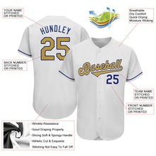 Laden Sie das Bild in den Galerie-Viewer, Uksn Individuelles Weiß Altgold-Königsblau Authentic Baseball Trikot