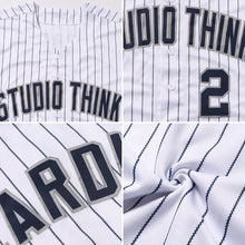 Laden Sie das Bild in den Galerie-Viewer, Uksn Individuelles Weiß Marineblaue Nadelstreifen Marineblau-Grau Authentic Baseball Trikot