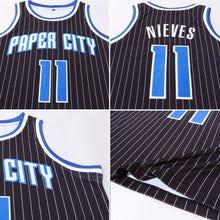 Laden Sie das Bild in den Galerie-Viewer, Uksn Individuelles Schwarz Weiße Nadelstreifen Königsblau-Weiß Authentic Basketball Trikot
