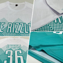 Laden Sie das Bild in den Galerie-Viewer, Uksn Individuelles Aqua Weiß Sublimationsdruck Fußballtrikot
