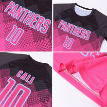 Laden Sie das Bild in den Galerie-Viewer, Uksn Individuelles Pink Schwarz-Hellblau Farbverlauf Quadratmuster Sublimationsdruck Fußballtrikot
