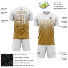 Laden Sie das Bild in den Galerie-Viewer, Uksn Individuelles Altgold Weiß Sublimationsdruck Fußballtrikot
