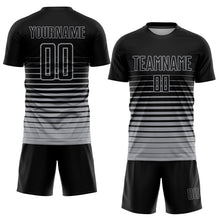 Laden Sie das Bild in den Galerie-Viewer, Uksn Individuelles Schwarz Grau Nadelstreifen Farbverlauf Sublimationsdruck Fußballtrikot
