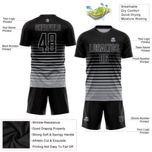 Laden Sie das Bild in den Galerie-Viewer, Uksn Individuelles Schwarz Grau Nadelstreifen Farbverlauf Sublimationsdruck Fußballtrikot
