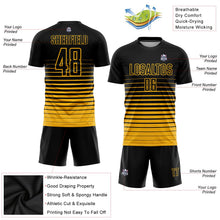Laden Sie das Bild in den Galerie-Viewer, Uksn Individuelles Schwarz Gold Nadelstreifen Farbverlauf Sublimationsdruck Fußballtrikot
