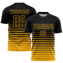 Laden Sie das Bild in den Galerie-Viewer, Uksn Individuelles Schwarz Gold Nadelstreifen Farbverlauf Sublimationsdruck Fußballtrikot
