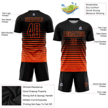 Laden Sie das Bild in den Galerie-Viewer, Uksn Individuelles Schwarz Orange Nadelstreifen Farbverlauf Sublimationsdruck Fußballtrikot
