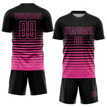 Laden Sie das Bild in den Galerie-Viewer, Uksn Individuelles Schwarz Pink Nadelstreifen Farbverlauf Sublimationsdruck Fußballtrikot
