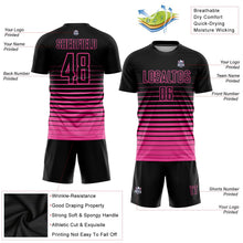 Laden Sie das Bild in den Galerie-Viewer, Uksn Individuelles Schwarz Pink Nadelstreifen Farbverlauf Sublimationsdruck Fußballtrikot
