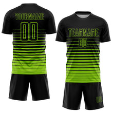 Laden Sie das Bild in den Galerie-Viewer, Uksn Individuelles Schwarz Neongrün Nadelstreifen Farbverlauf Sublimationsdruck Fußballtrikot

