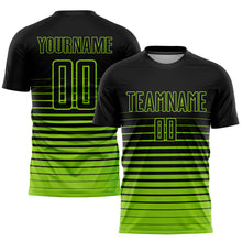 Laden Sie das Bild in den Galerie-Viewer, Uksn Individuelles Schwarz Neongrün Nadelstreifen Farbverlauf Sublimationsdruck Fußballtrikot
