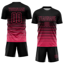 Laden Sie das Bild in den Galerie-Viewer, Uksn Individuelles Schwarz Neonpink Nadelstreifen Farbverlauf Sublimationsdruck Fußballtrikot
