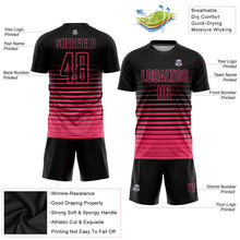 Laden Sie das Bild in den Galerie-Viewer, Uksn Individuelles Schwarz Neonpink Nadelstreifen Farbverlauf Sublimationsdruck Fußballtrikot
