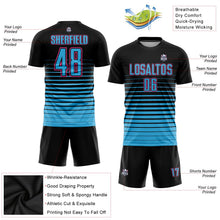 Laden Sie das Bild in den Galerie-Viewer, Uksn Individuelles Schwarz Himmelblau-Pink Nadelstreifen Farbverlauf Sublimationsdruck Fußballtrikot

