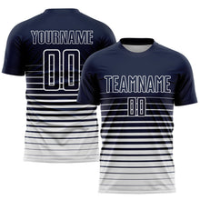 Laden Sie das Bild in den Galerie-Viewer, Uksn Individuelles Marineblau Weiß Nadelstreifen Farbverlauf Sublimationsdruck Fußballtrikot
