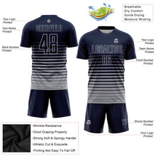 Laden Sie das Bild in den Galerie-Viewer, Uksn Individuelles Marineblau Grau Nadelstreifen Farbverlauf Sublimationsdruck Fußballtrikot
