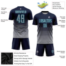 Laden Sie das Bild in den Galerie-Viewer, Uksn Individuelles Marineblau Grau-Petrol Nadelstreifen Farbverlauf Sublimationsdruck Fußballtrikot
