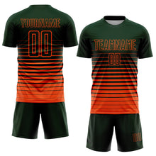 Laden Sie das Bild in den Galerie-Viewer, Uksn Individuelles Grün Orange Nadelstreifen Farbverlauf Sublimationsdruck Fußballtrikot

