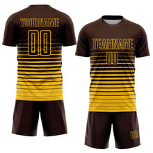 Laden Sie das Bild in den Galerie-Viewer, Uksn Individuelles Braun Gelb Nadelstreifen Farbverlauf Sublimationsdruck Fußballtrikot
