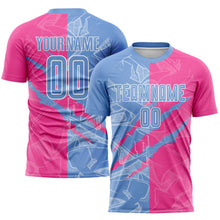 Laden Sie das Bild in den Galerie-Viewer, Uksn Individuelles Graffiti-Muster Hellblau-Pink Kratzer Sublimationsdruck Fußballtrikot
