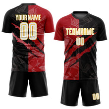 Laden Sie das Bild in den Galerie-Viewer, Uksn Individuelles Graffiti-Muster Weiß Schwarz Rot-Gelb Kratzer Sublimationsdruck Fußballtrikot
