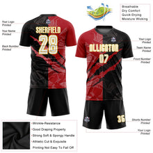 Laden Sie das Bild in den Galerie-Viewer, Uksn Individuelles Graffiti-Muster Weiß Schwarz Rot-Gelb Kratzer Sublimationsdruck Fußballtrikot
