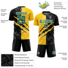 Laden Sie das Bild in den Galerie-Viewer, Uksn Individuelles Graffiti-Muster Kelly-Grün Schwarz-Gelb Kratzer Sublimationsdruck Fußballtrikot
