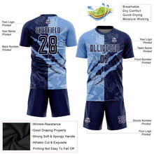 Laden Sie das Bild in den Galerie-Viewer, Uksn Individuelles Graffiti-Muster Marineblau-Hellblau Kratzer Sublimationsdruck Fußballtrikot
